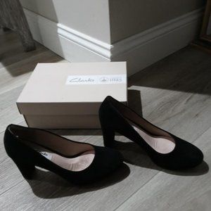 Clarks Kendra Sienna Pump in black suede, size 6.5